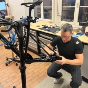 Fahrradmechaniker bei der Arbeit in der Velotari-Fahrradwerkstatt