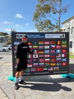 Marcel vor der Nationenkarte vor dem UCI Gran Fondo World Championships Time Trial